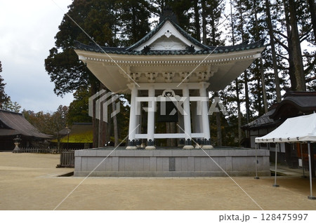 大塔の鐘・白鐘楼(壇上伽藍・高野山/和歌山県伊都郡高野町高野山) 大塔の鐘・白鐘楼(壇上伽藍・高野山/和歌山県伊都郡高野町高野山) 128475997