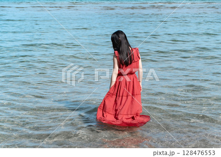 赤いワンピースの女性と海② 128476553