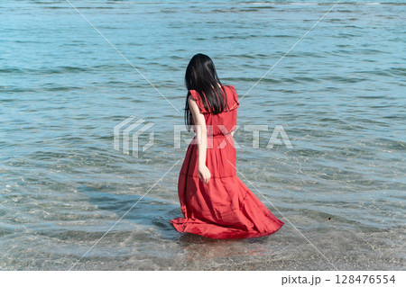 赤いワンピースの女性と海③ 赤いワンピースの女性と海③ 128476554