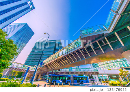 日本の横浜都市景観 7月。新高島駅前の摩天楼やヨコハマベイサイドブルーなどを望む=9日 日本の横浜都市景観 7月。新高島駅前の摩天楼やヨコハマベイサイドブルーなどを望む=9日 128476933