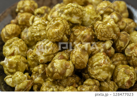 黒い背景に抹茶ポップコーン 128477023