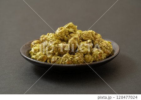 黒い背景に抹茶ポップコーン 128477024