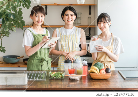 料理教室,クッキングスクール,調理教室,料理の勉強をするママ友,女性達(キッチン) 128477116