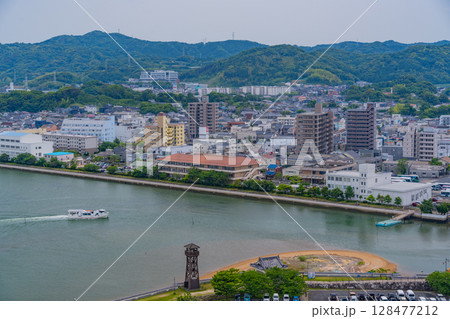 （佐賀県）唐津城天守から見る、桟橋に向かう遊覧船 128477212