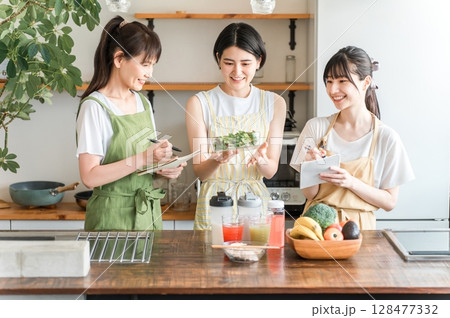 料理教室,クッキングスクール,調理教室,料理の勉強をするママ友,女性達(キッチン) 128477332