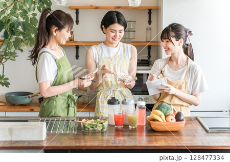料理教室,クッキングスクール,調理教室,鶏肉料理を作るママ友,女性達(キッチン) 料理教室,クッキングスクール,調理教室,鶏肉料理を作るママ友,女性達(キッチン) 128477334