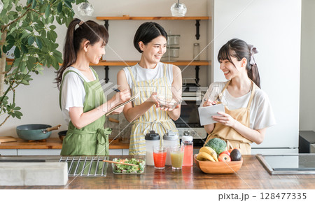 料理教室,クッキングスクール,調理教室,鶏肉料理を作るママ友,女性達(キッチン) 128477335