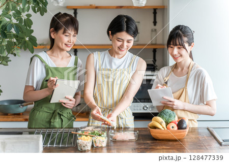 料理教室,クッキングスクール,調理教室,麹料理を作るママ友,女性達(キッチン) 料理教室,クッキングスクール,調理教室,麹料理を作るママ友,女性達(キッチン) 128477339