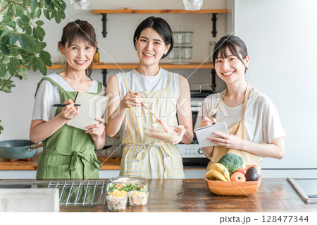 料理教室,クッキングスクール,調理教室,麹料理を作るママ友,女性達(キッチン) 128477344