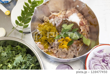 スパイスカレーを作る 128477450