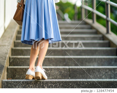 階段を上がる若い女性の後ろ姿　AI生成画像 128477454