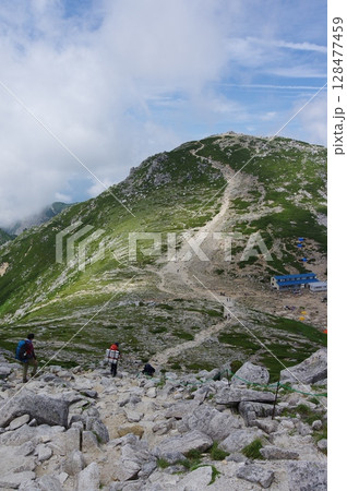 夏の宝剣山荘と中央アルプスの山岳風景、登山道と高山の自然景観 夏の宝剣山荘と中央アルプスの山岳風景、登山道と高山の自然景観 128477459