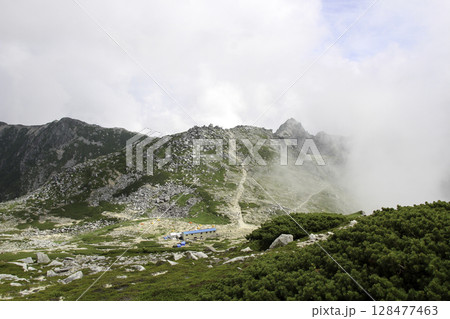夏の宝剣山荘と中央アルプスの山岳風景、登山道と高山の自然景観 128477463