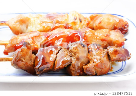 焼き鳥 - おいしそうな焼き鳥の盛り合わせ（ネギマ、もも、レバー） 128477515