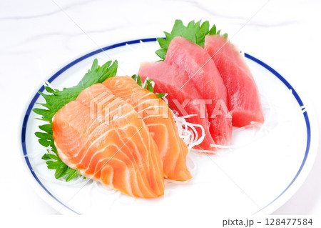 新鮮なお刺身の二種盛り（まぐろとサーモン） 128477584