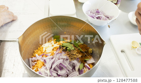 料理をする女性の手元 128477588