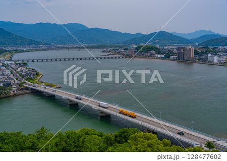 （佐賀県）唐津城天守から見る松浦川河口 128477602