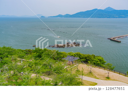 （佐賀県）唐津城天守から見る唐津湾 128477651