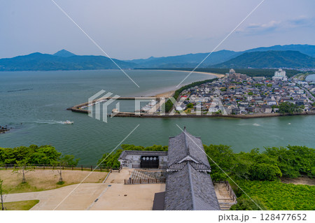 （佐賀県）唐津城天守から見る唐津湾 128477652