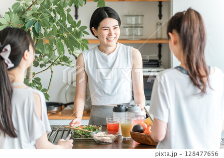 アスリートフードマイマイスター,料理教室で教えるアスリートの女性 128477656