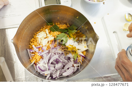 スパイスカレーを作る 128477671