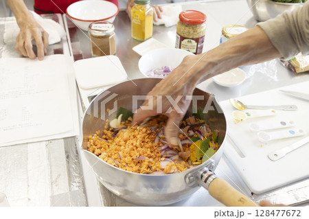スパイスカレーを作る 128477672