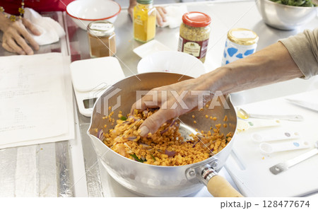 スパイスカレーを作る 128477674