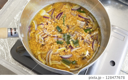 鍋でスパイスカレーを作る 128477678