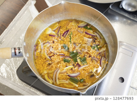 鍋でスパイスカレーを作る 128477693