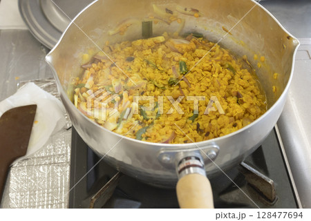 鍋でスパイスカレーを作る 128477694