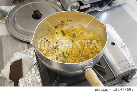 鍋でスパイスカレーを作る 鍋でスパイスカレーを作る 128477695