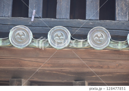 軒丸瓦「巴紋」(弘前城 南内門・弘前公園/青森県弘前市) 軒丸瓦「巴紋」(弘前城 南内門・弘前公園/青森県弘前市) 128477851