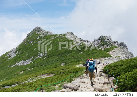 中央アルプスの稜線を登る登山者たちと夏の山岳風景 128477882