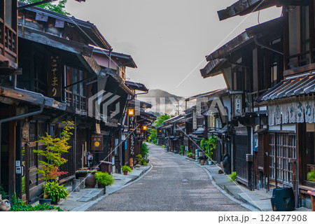 奈良井宿の街並の朝の風景 128477908
