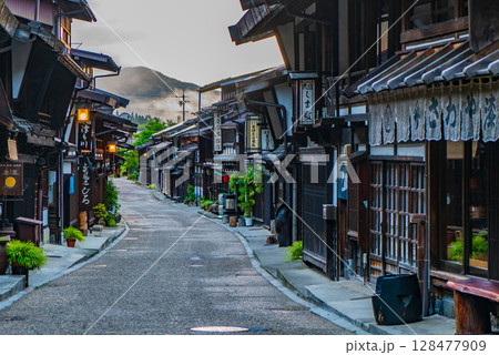 早朝の街道沿いの茶屋街 早朝の街道沿いの茶屋街 128477909
