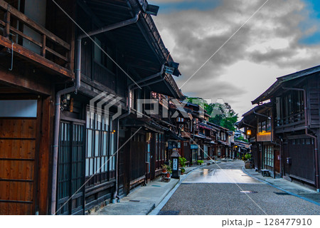 歴史の古い町並み 128477910