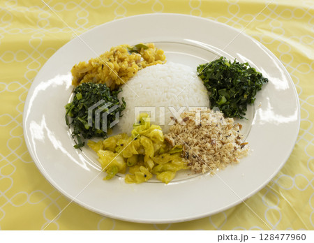 お皿に持ったスリランカ料理 128477960