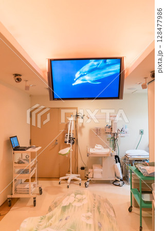 日本の産院の分娩室 日本の産院の分娩室 128477986
