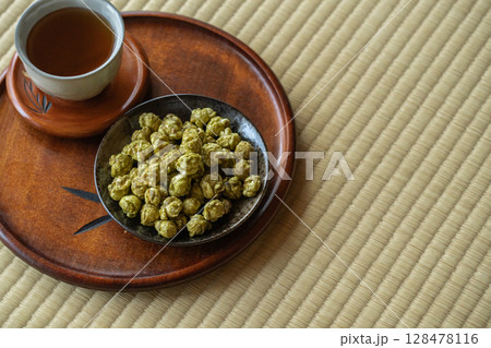 和室畳の上で楽しむ抹茶ポップコーンと日本茶 128478116