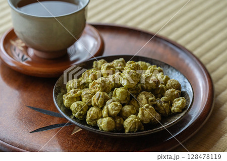 和室畳の上で楽しむ抹茶ポップコーンと日本茶 128478119