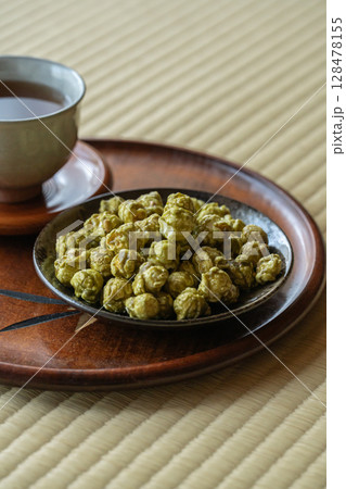 和室畳の上で楽しむ抹茶ポップコーンと日本茶 和室畳の上で楽しむ抹茶ポップコーンと日本茶 128478155