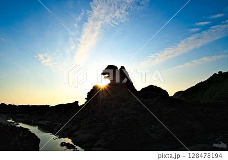 シルエットが映えるゴジラ岩 128478194