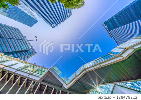 日本の横浜都市景観 新時代へ…新高島駅前の京急グループ本社などのビル群や歩道橋などを望む…希望の光 128478212