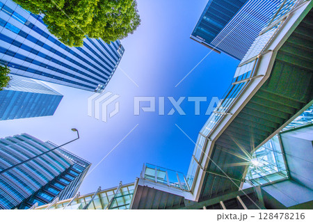 日本の横浜都市景観 新時代へ…新高島駅前の京急グループ本社などのビル群や歩道橋などを望む…希望の光 128478216