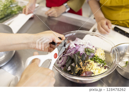 料理をする女性の手元 128478262