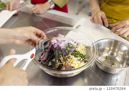 料理をする女性の手元 料理をする女性の手元 128478264