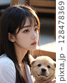 小型犬を抱く女性 128478369