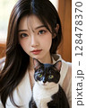 猫を抱く清楚な女性 128478370