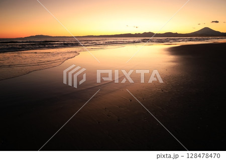 穏やかな波が打ち寄せる海岸、夕陽が染める鵠沼海岸 夕景 穏やかな波が打ち寄せる海岸、夕陽が染める鵠沼海岸 夕景 128478470
