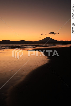 穏やかな波が打ち寄せる海岸、夕陽が染める鵠沼海岸 夕景 穏やかな波が打ち寄せる海岸、夕陽が染める鵠沼海岸 夕景 128478472